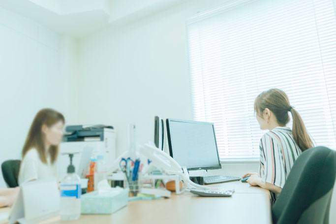 女性社員ワーク風景